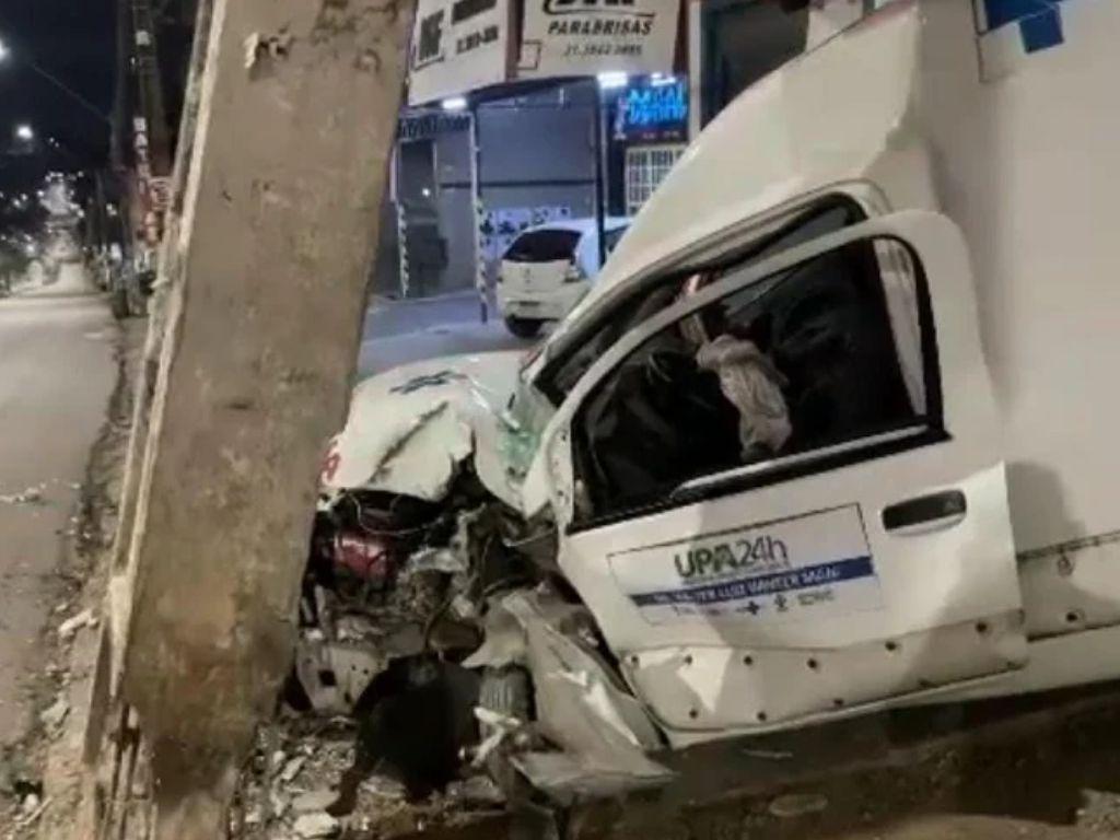 Ambulância da UPA de Coronel Fabriciano colide com poste
