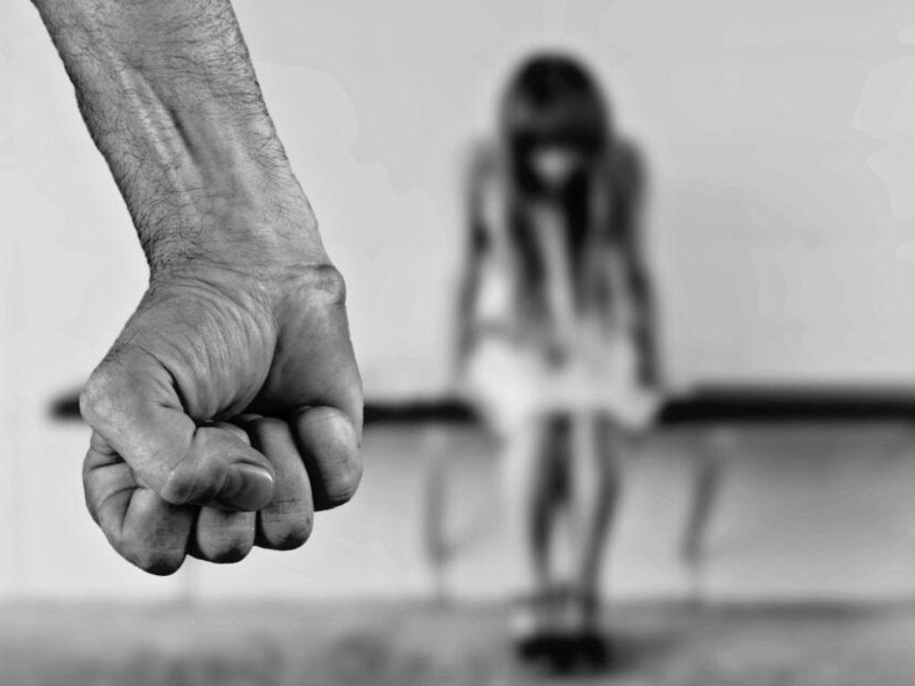 Homem é condenado a 54 anos de prisão por estupros contra a irmã