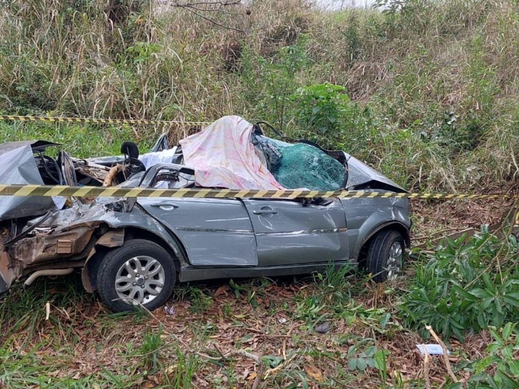 Casal de jovens perde a vida em acidente fatal após veículo sair da pista e despencar em ribanceira