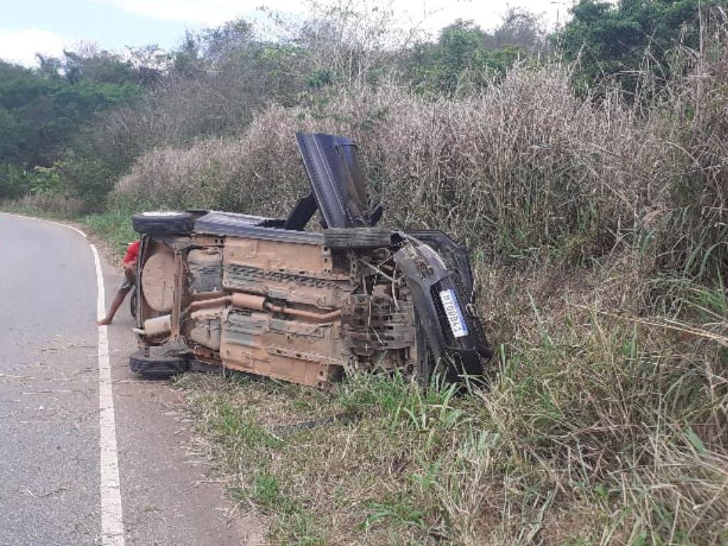 Carro capota na BR-259 em Valadares: motorista reclama de dores, esposa é resgatada
