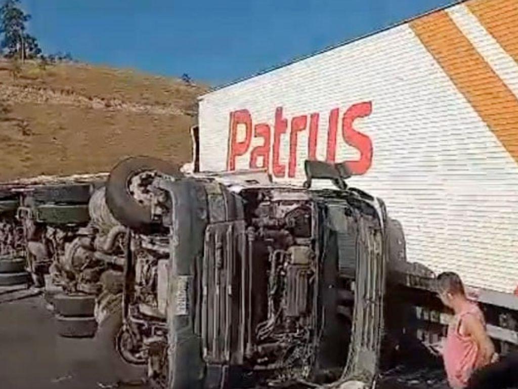 Acidente na BR-381: Carreta tomba próximo a João Monlevade, rumo a Ipatinga