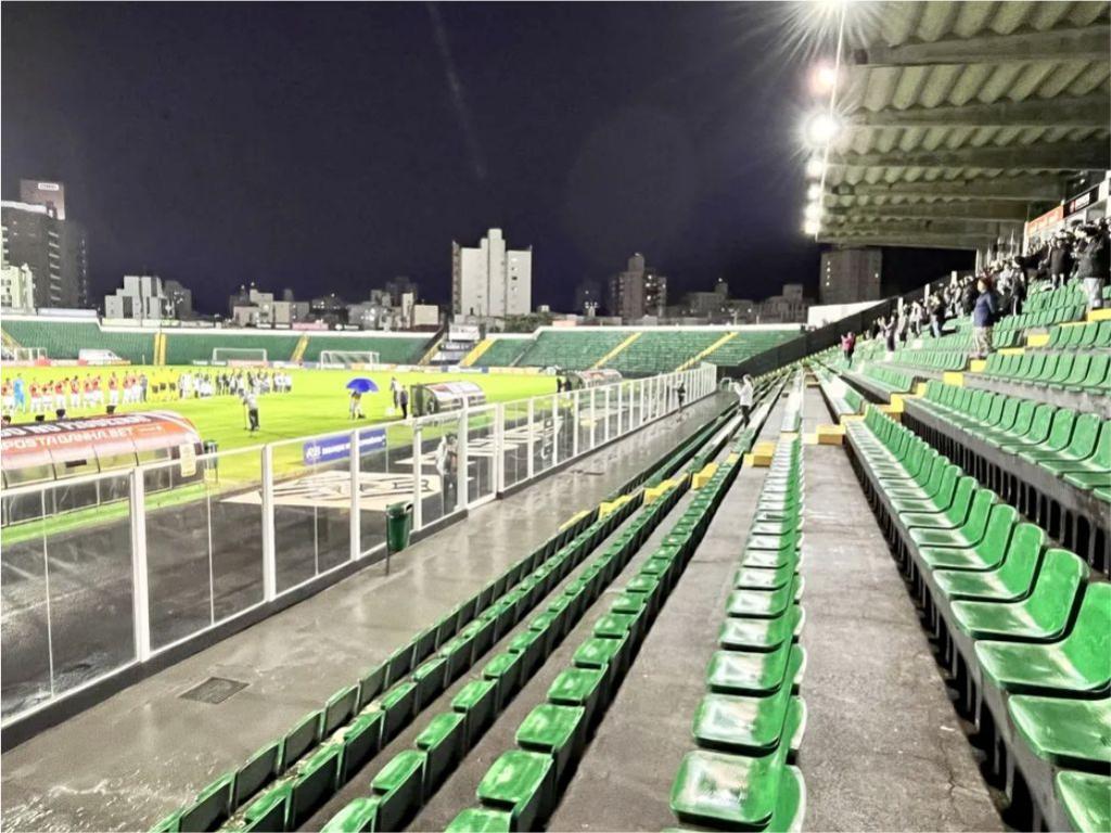 orcida do Figueirense no Estádio Orlando Scarpelli: noite gelada e chuvosa de aniversário em Floripa, mas ao menos com o time em campo