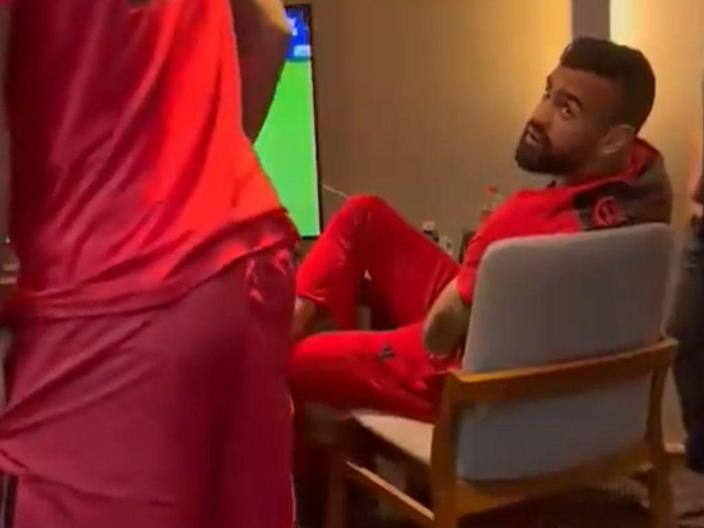 Homem se engana de andar e se surpreende com time do Flamengo, mas tem pedido de foto recusado pelos jogadores.