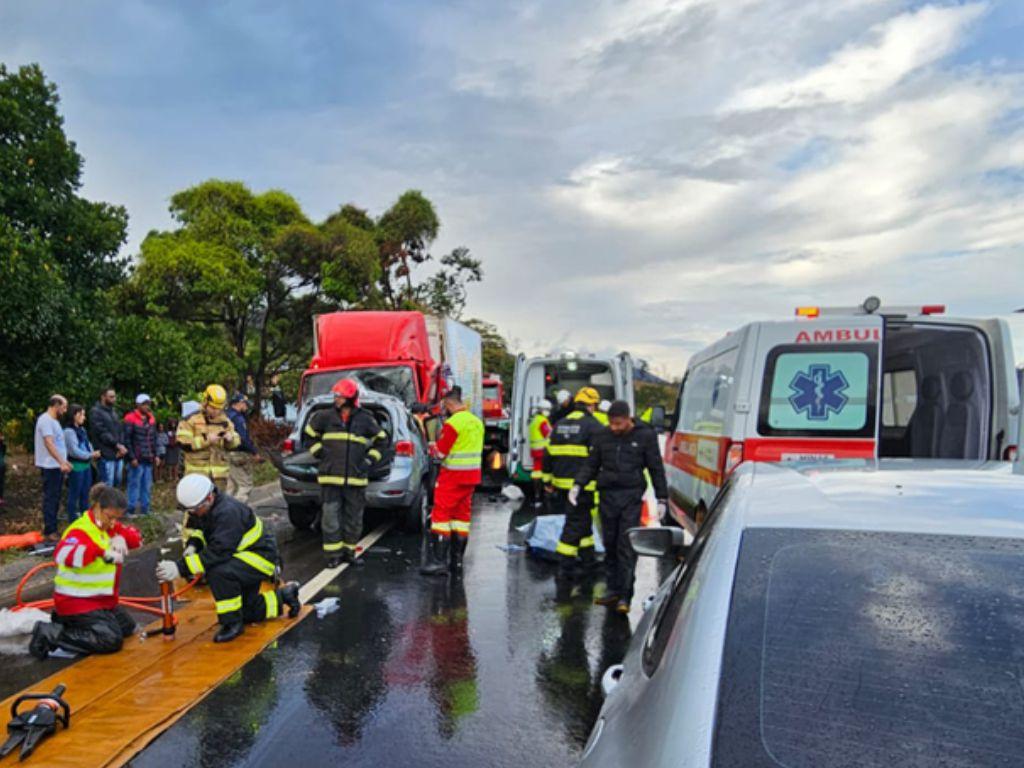 Tragédia na BR-116: Três vidas perdidas em acidente envolvendo carro e caminhão
