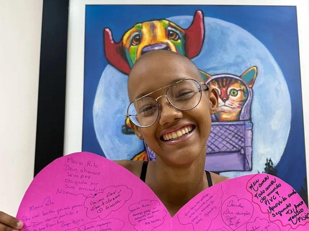 Jovem com câncer é desenganada pelos médicos e volta para casa após fim do tratamento: Eu acredito na cura”