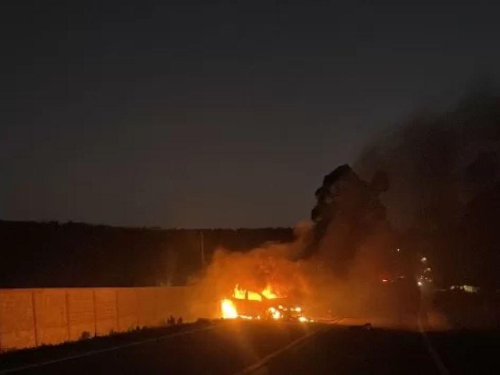 Tragédia na estrada: Casal perde a vida em acidente e carro pega fogo