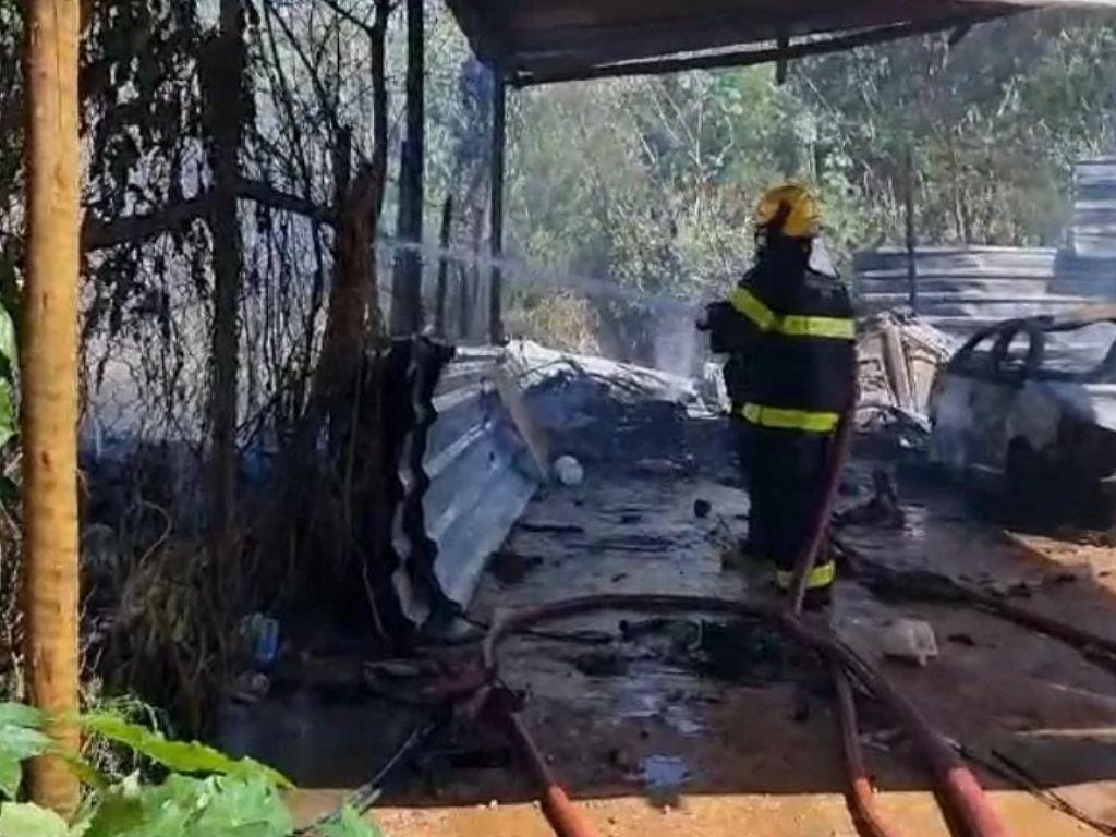 Grave acidente: Incêndio destrói oficina mecânica e depósito de recicláveis devido a curto-circuito