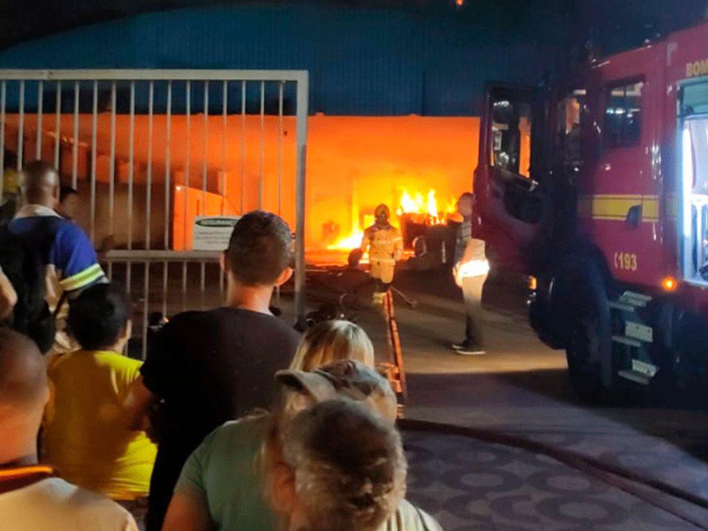 Incêndio em depósito de supermercado mobiliza funcionários e caminhoneiro no combate às chamas