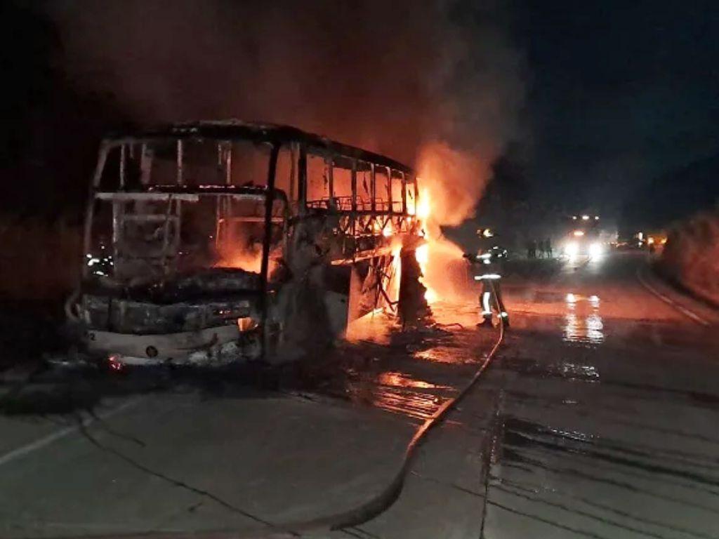 Incêndio consome ônibus em trecho da BR-381 no Vale do Aço, causando comoção e preocupação na região